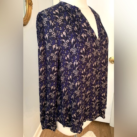 ASTR the Label Navy Blue Grey Floral Blouse Size L career casual V neck top - Picture 4 of 14